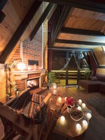 Sana Room | 起居区 | 80-英寸LED 电视（配备卫星频道）、电视、壁炉