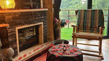 Teona Room | Oleskelualue | 80–tuumainen LED-televisio, jossa satelliittikanavat