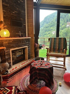 Deluxe bungalow | Woonruimte | Een 80-inch ledtelevisie met satellietzenders en televisie