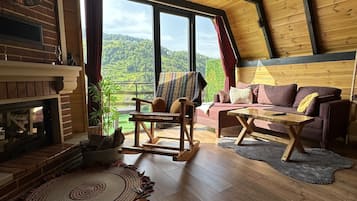 Sana Room | Area soggiorno | TV LED 80 pollici con canali satellitari, TV, caminetto
