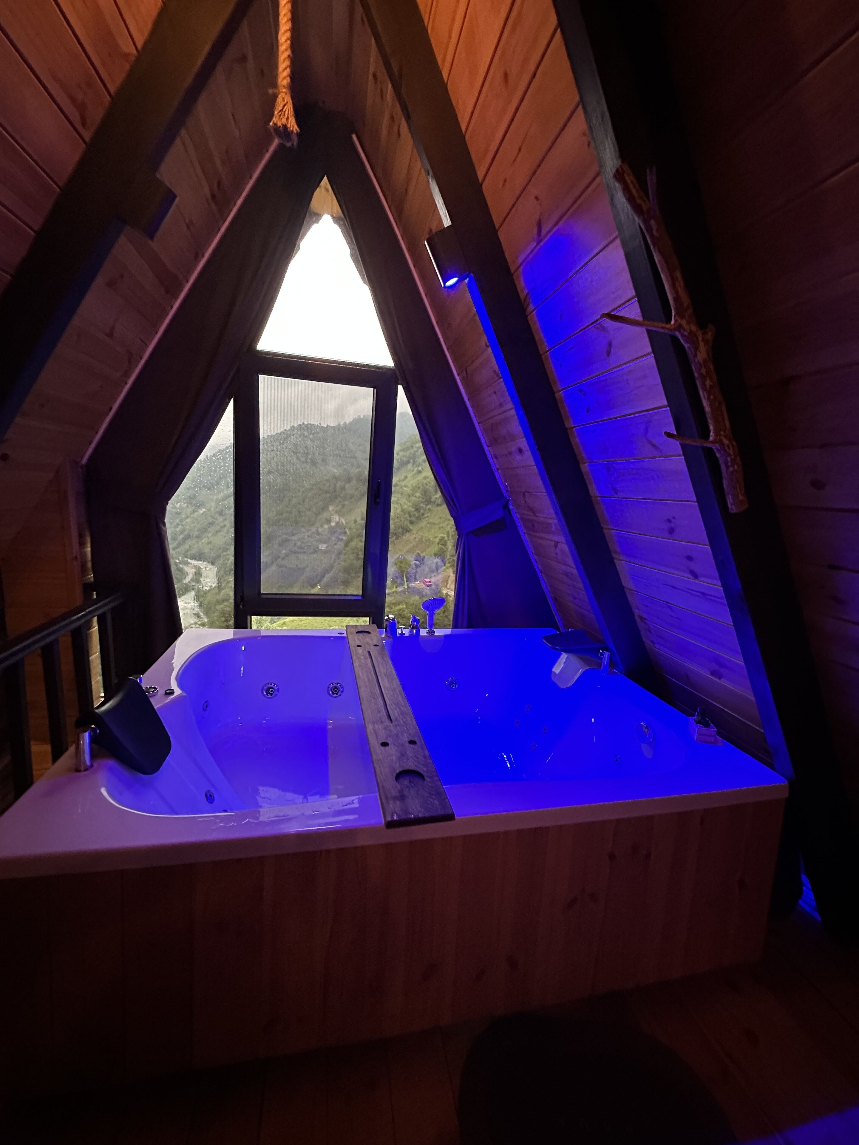 Teona Room | 1 bedroom, individually decorated, individually furnished