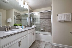 Hair dryer, towels, soap, toilet paper - Family Townhome near Disney! Waterfront Patio w/Pvt Splash Pool, Modern Decor,Free wifi, Free Waterpark, BBQ Grill!! (Kissimmee)