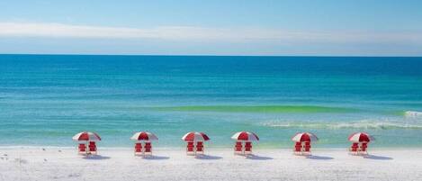 En la playa, sillas reclinables de playa