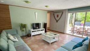 Una sala moderna con un sofá, una mesa de centro y un televisor.