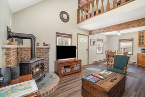 Smart TV, chimenea, reproductor de DVD y libros