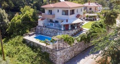 Beautiful Greek Villa with pool 5 mins from the beach