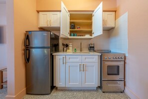 Fridge, microwave, oven, stovetop - 110 · ☀Pool✔ Kitchen✔ Beach✔ Self Checkin✔ Free Parking✔ (Clearwater)