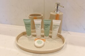 아파트, 장애인 지원, 전용 욕실 (Modern-Luxury-Central) | 욕실