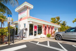 Exterior - 111 · ☀Pool✔ Beach✔ Self Checkin✔ Free Parking✔ (Clearwater)