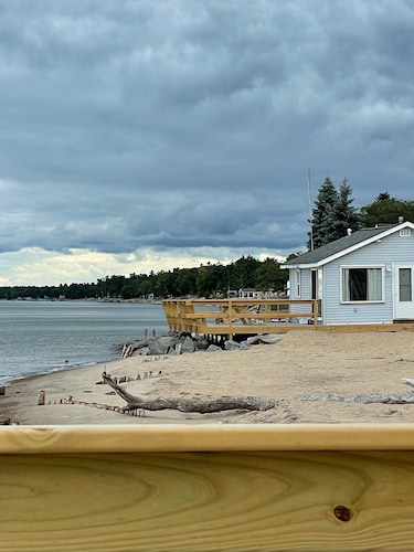 2  bedroom cabin with large private deck. Right on Lake Huron!