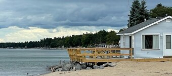2  bedroom cabin with large private deck. Right on Lake Huron!