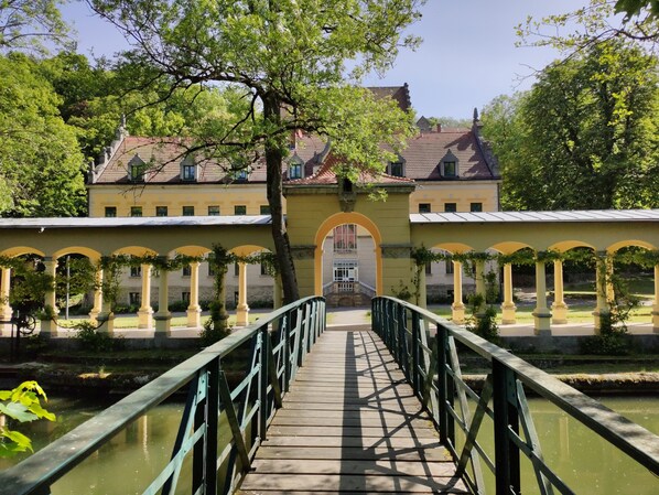 المنطقة المحيطة بالمنشأة