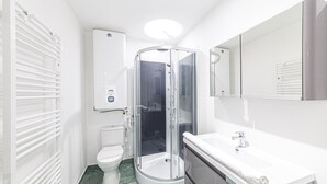 Dusj, hårføner og håndklær