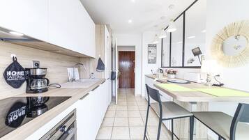 Een koelkast, een microgolfoven, een oven, een vaatwasser