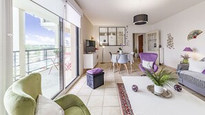 Un appartement moderne doté d’un balcon, d’un coin repas et d’un salon.