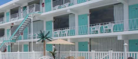 Piscine extérieure (ouverte en saison), parasols de plage