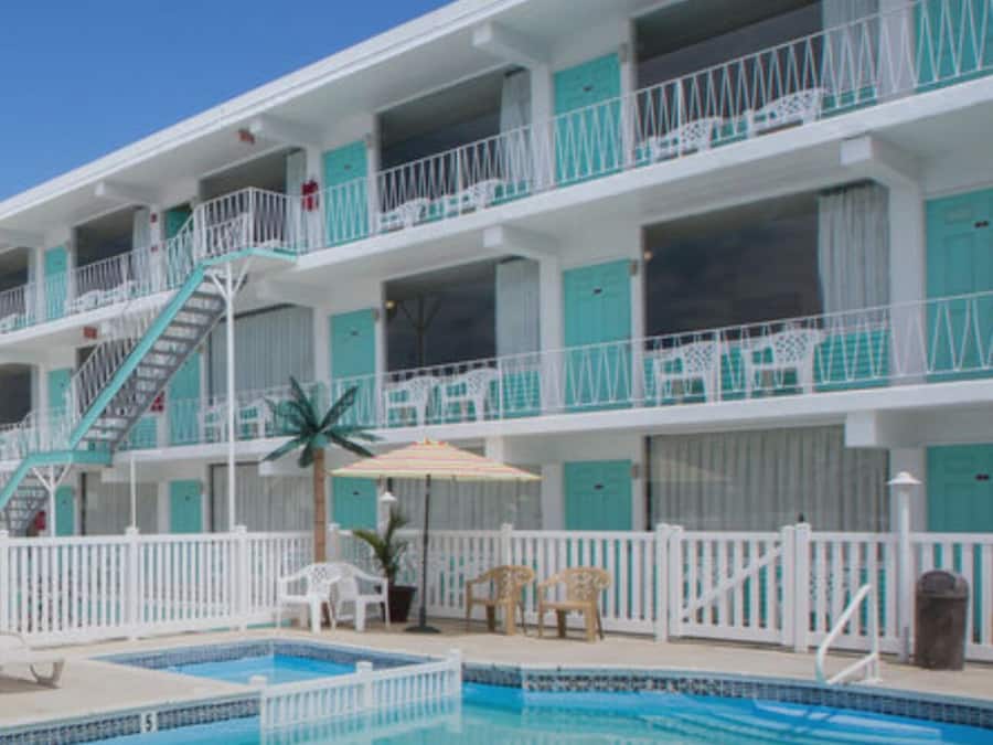 Piscine extérieure (ouverte en saison), parasols de plage