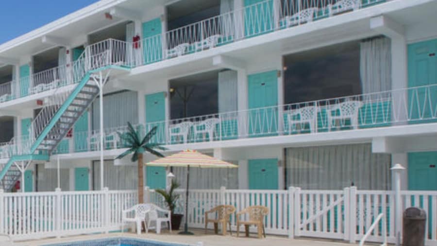Island Breeze Motel