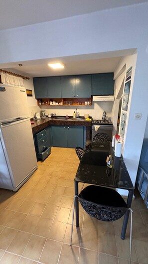 Fridge, oven, dishwasher, coffee/tea maker