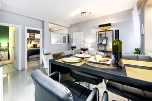 Apartamento Deluxe | Servicio de comidas en la habitación