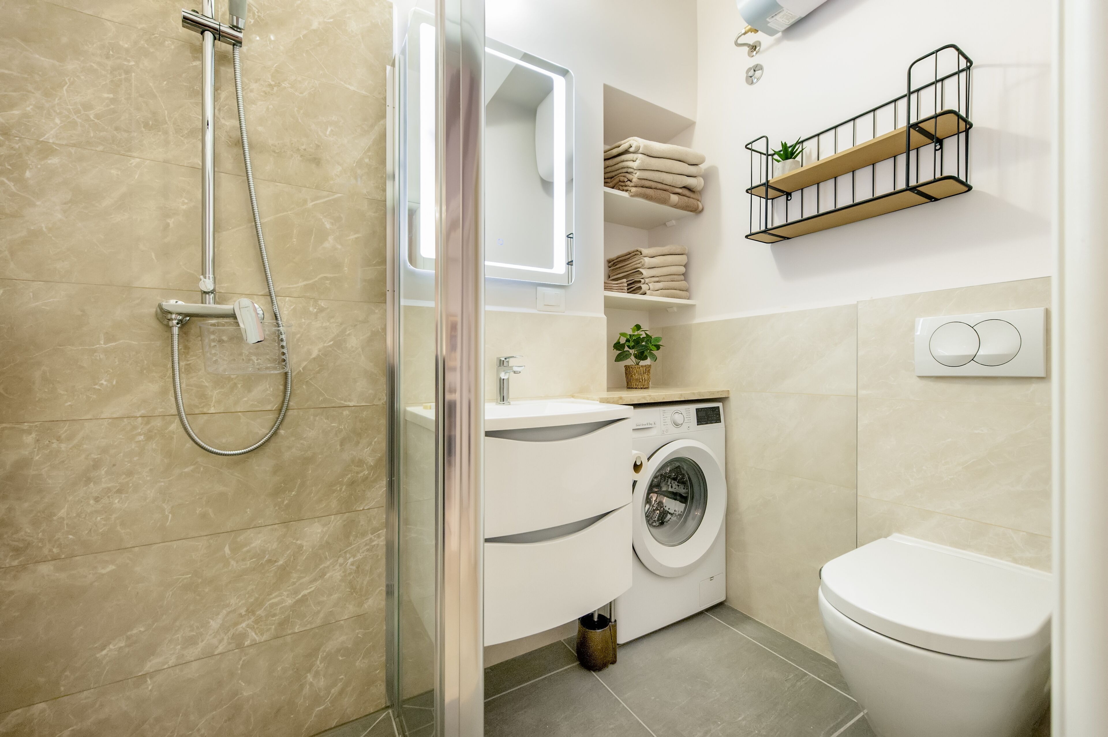 Căn hộ Deluxe | Phòng tắm | Buồng tắm vòi sen, máy sấy tóc, khăn tắm, xà phòng 