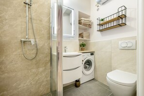 Deluxe-Apartment | Badezimmer | Dusche, Haartrockner, Handtücher, Seife