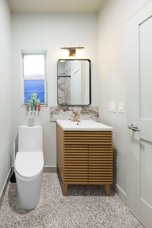 Douche, sèche-cheveux, serviettes fournies, shampoing