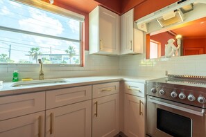 Fridge, microwave, oven, stovetop - 112 · ☀Pool✔ Kitchen✔ Beach✔ Self Checkin✔ Free Parking✔ (Clearwater)