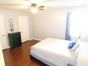 2 bedrooms, desk, iron/ironing board, free WiFi