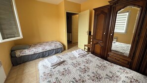 3 habitaciones, tabla de planchar con plancha y cuna de viaje 