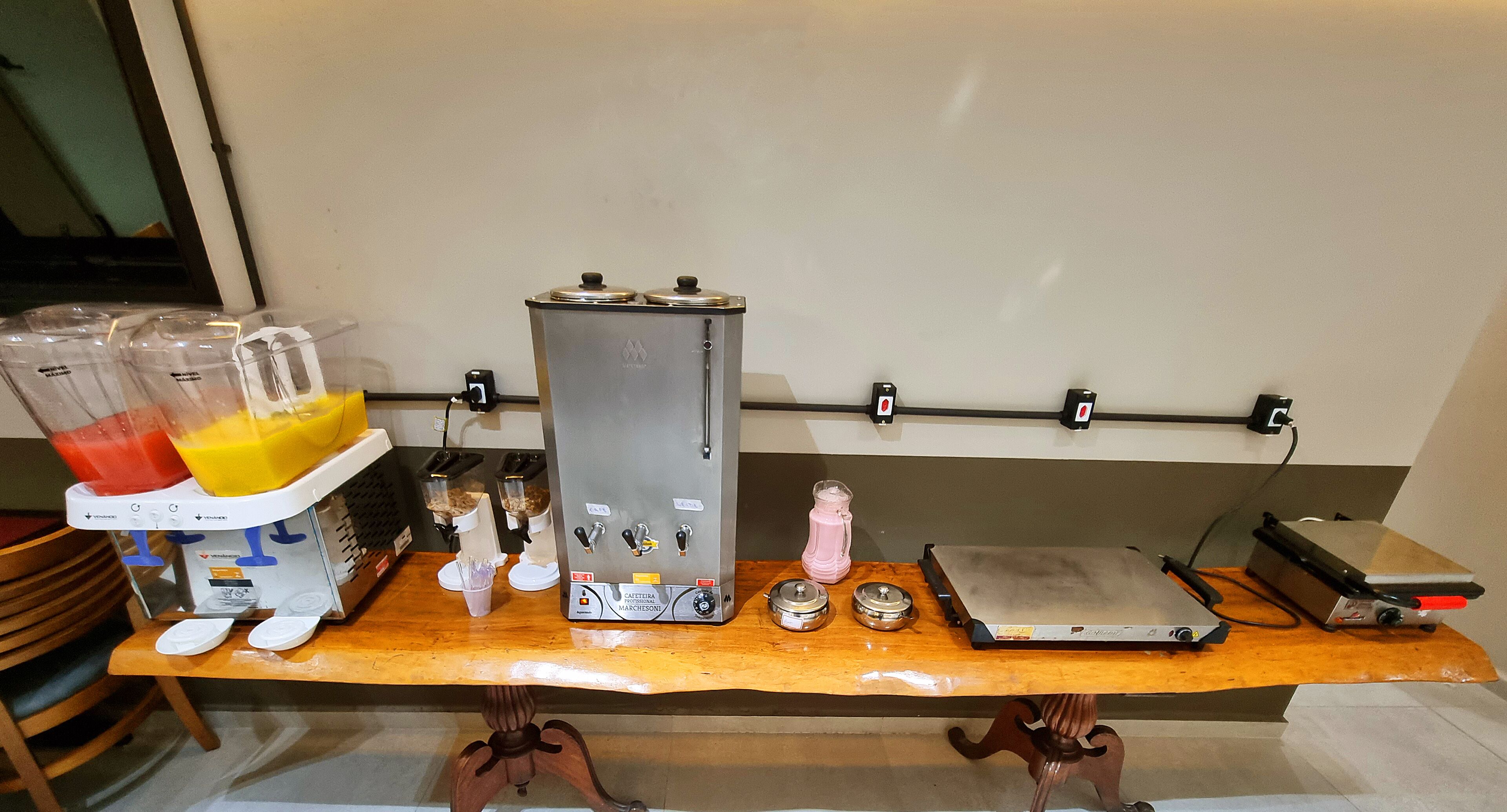 Una cocina con cafetera, una balanza y varios recipientes.