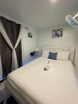 2 habitaciones, caja de seguridad en la habitación y escritorio