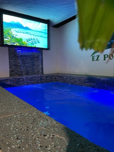 Yellow Royal Family Suit 2brs, 3beds, 2bths, Pool
