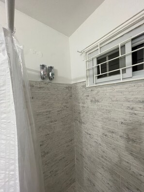 Ducha, secador de pelo, toallas, jabón