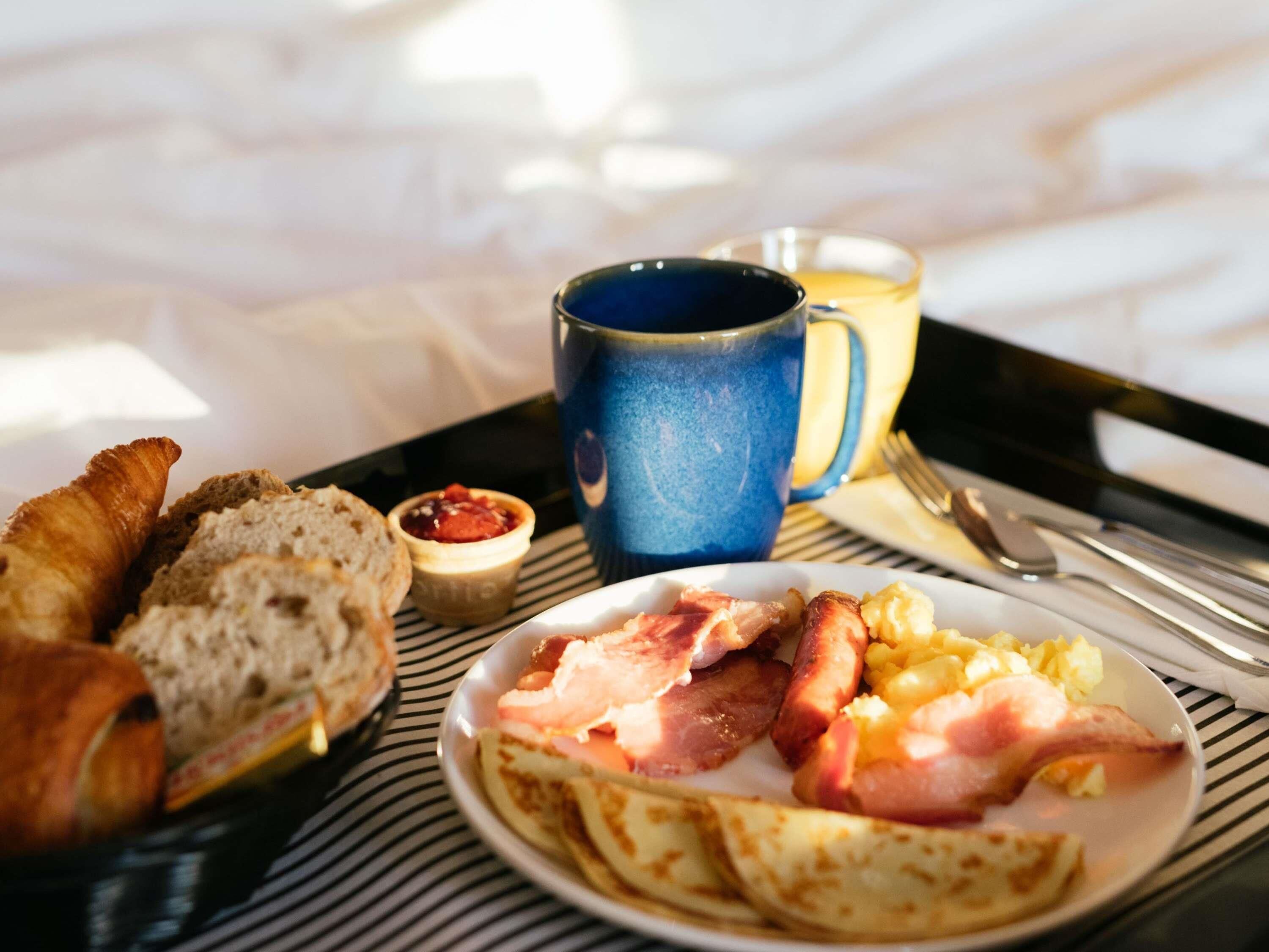 Daily continental breakfast (EUR 18 per person)