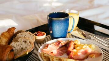 Daily continental breakfast (EUR 18 per person)