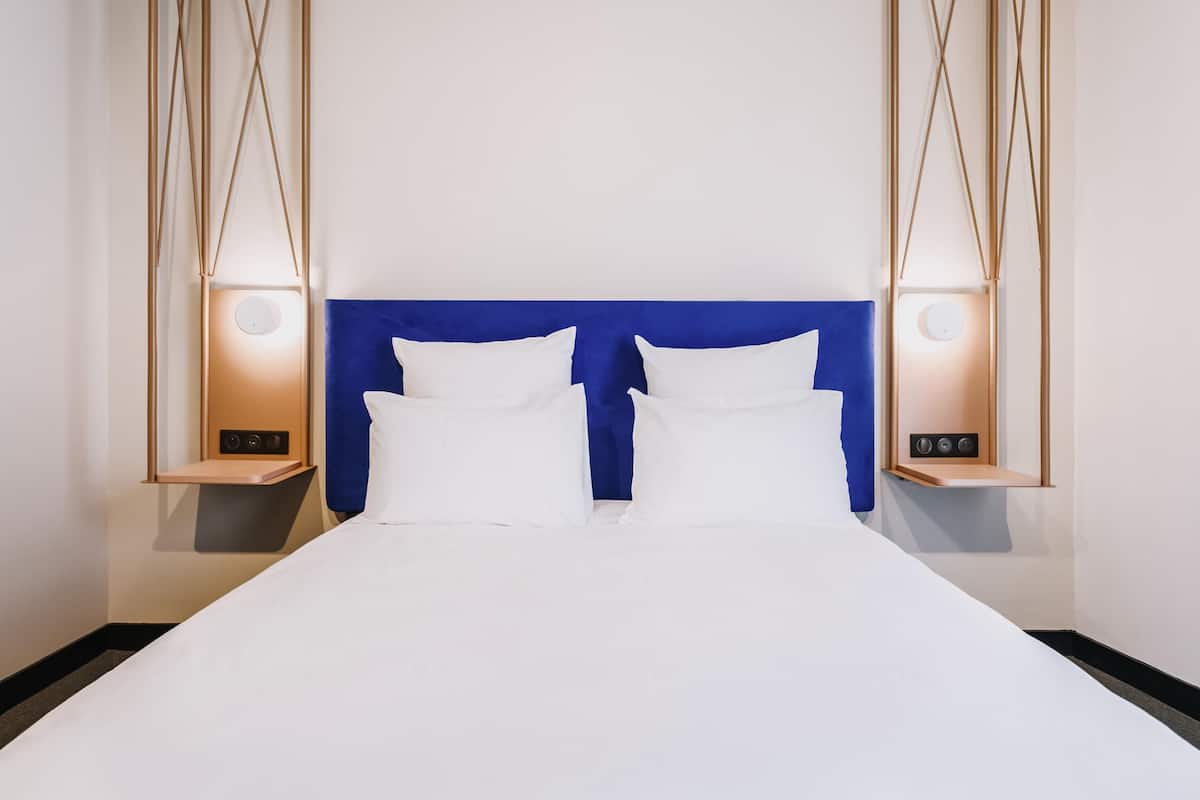 Quarto standard, 1 cama de casal | Frigobar, cofres nos quartos, escrivaninha, quartos à prova de som