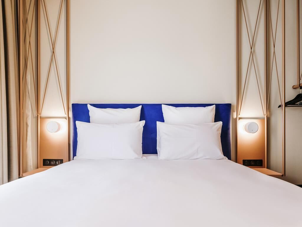 Privilege, Room, 1 Double Bed | Minibar, in-room safe, desk, soundproofing