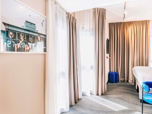 Minibar, safe på rommet, skrivebord og lydisolert