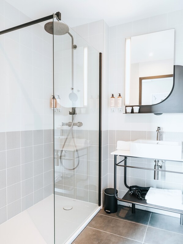 Privilege, Room, 1 Double Bed | Bathroom | Shower, eco-friendly toiletries, hair dryer, towels - Mercure Brest Centre Port (Brest)