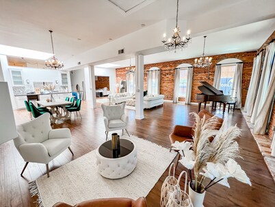 Beautiful loft in the Heart of Downtown Pensacola!