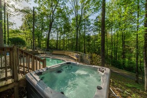 Outdoor spa tub - Heated Private pool, spacious gameroom with five king bedrooms. (Gatlinburg)