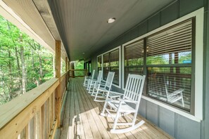 Property grounds - Heated Private pool, spacious gameroom with five king bedrooms. (Gatlinburg)