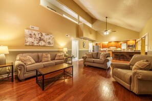 Smart TV, fireplace, video games - Heated Private pool, spacious gameroom with five king bedrooms. (Gatlinburg)