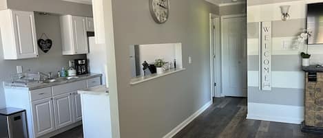 Een koelkast, een magnetron, een oven, een kookplaat