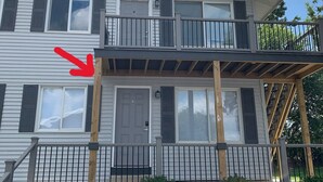 Une maison à deux étages dotée d’un balcon et d’un porche abrité.