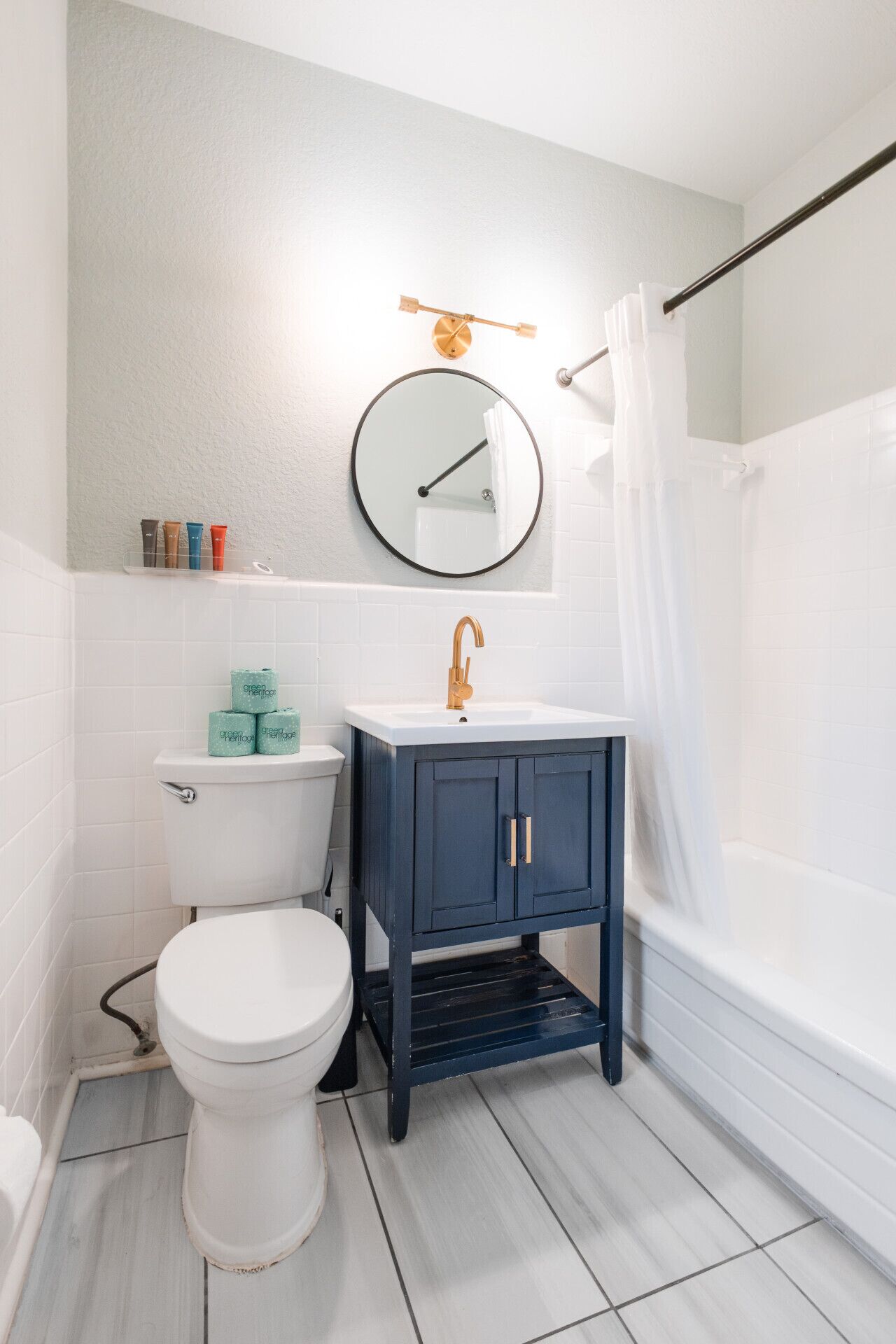 Dusj, hårføner og håndklær