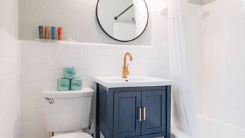 Dusj, hårføner og håndklær