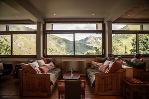Lobby sitting area - Les Cèdres  Hôtel - Restaurant - Spa (Saint-Sorlin-d'Arves)