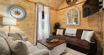 Adorable Cabin. Cozy & comfy. Coffee bar, firepit, horseshoes, hammock, grill